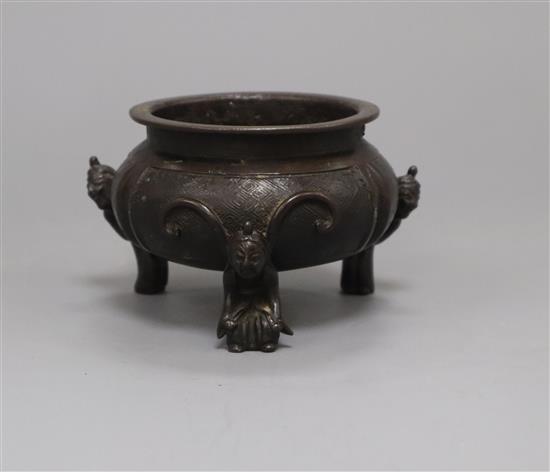 A 19th century Chinese bronze tripod censer H.7cm